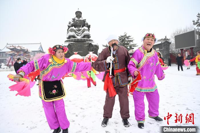 2月13日，秧歌隊在呼和浩特市大召廣場雪中起舞?！⑽娜A 攝