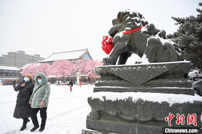 2月13日，民眾在呼和浩特市大召廣場雪中漫步。　劉文華 攝