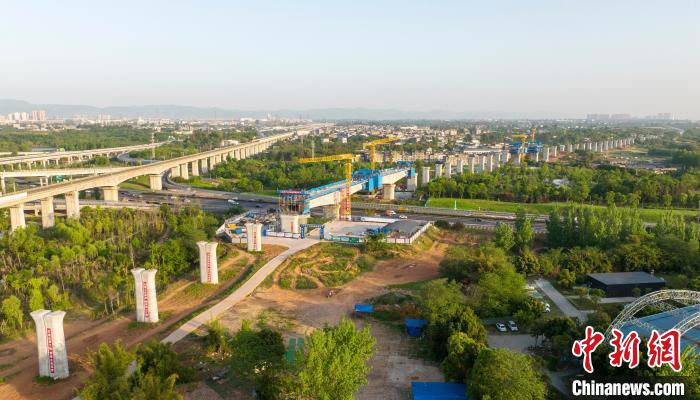 航拍正在建設(shè)的成都至自貢高速鐵路跨成都繞城高速公路連續(xù)梁施工現(xiàn)場?！⒅铱?攝