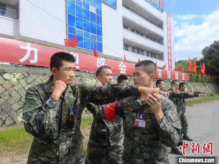 新兵尤云龍(左)不斷向一名合格軍人蛻變?！￡愴?攝