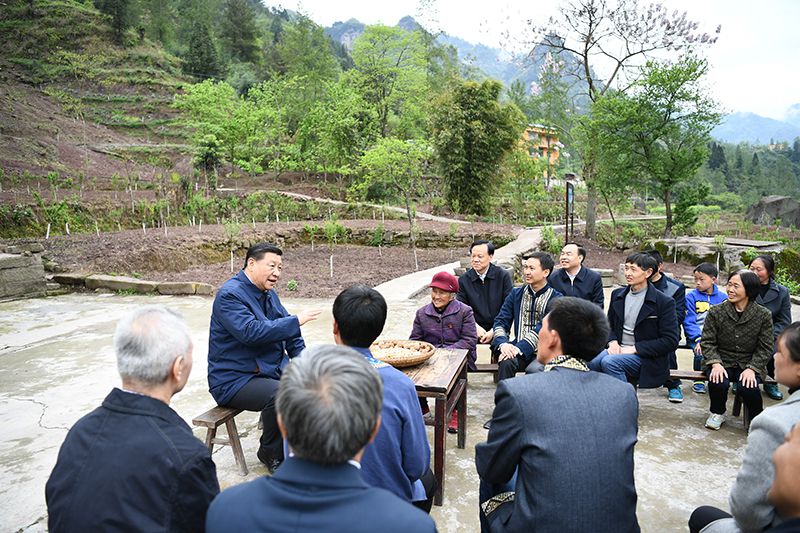 2019年4月15日，習(xí)近平總書記在重慶石柱土家族自治縣中益鄉(xiāng)華溪村同村民代表、基層干部、扶貧干部、鄉(xiāng)村醫(yī)生等圍坐在一起，共話脫貧攻堅(jiān)。