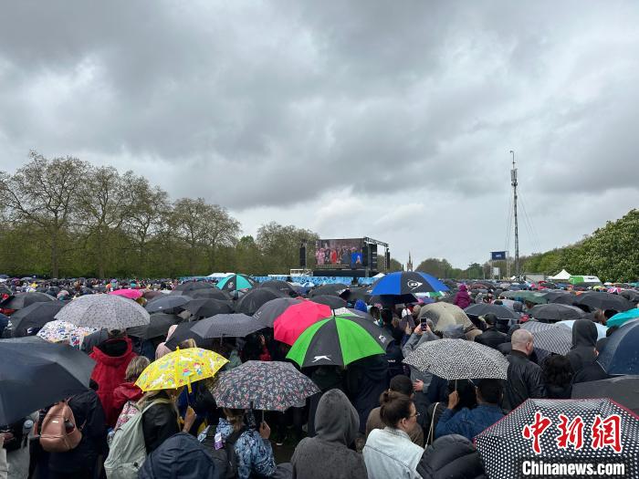 當?shù)貢r間5月6日，英國國王查爾斯三世的加冕儀式舉行。民眾雨中觀看儀式?！W陽開宇 攝