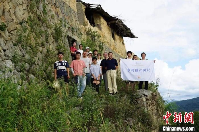 杜曉帆與該中心教師團(tuán)隊(duì)調(diào)研足跡遍布全中國(guó)各省市800多個(gè)城鄉(xiāng)聚落、文化景觀等。　復(fù)旦大學(xué)國(guó)土與文化資源研究中心供圖