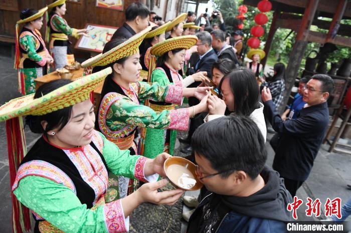 楓香瑤寨村民用攔門酒熱情迎接客人?！钊A峰 攝