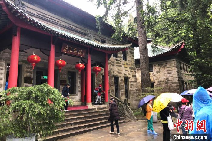 圖為在廬山抗戰(zhàn)博物館外，有不少等待參觀的游客。　吳鵬泉 攝