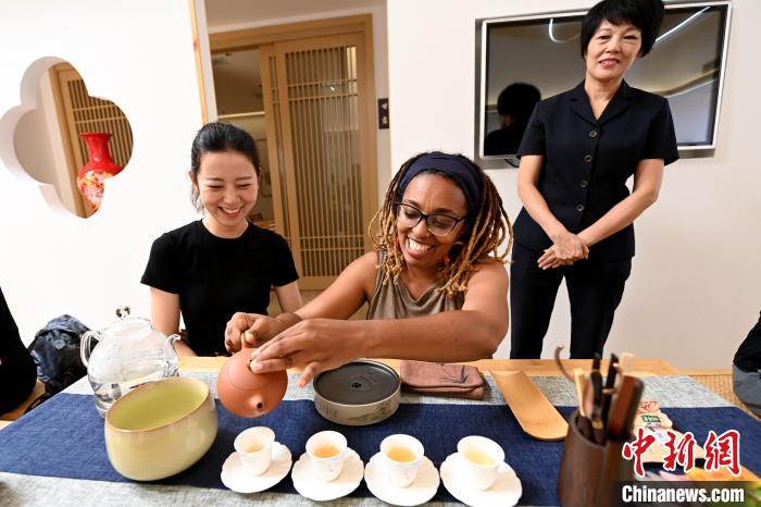 代表團(tuán)成員在漳州古城體驗(yàn)中國(guó)茶文化?！埥鸫?攝