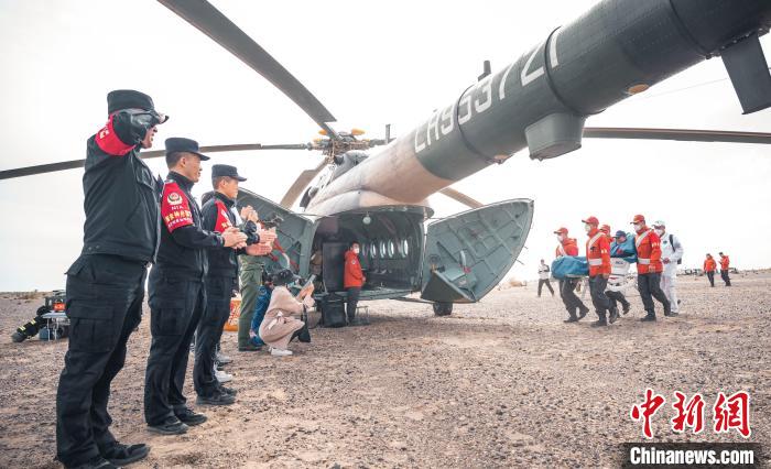 圖為阿拉善邊境管理支隊民警目送航天員登機(jī)離開?！缇?攝