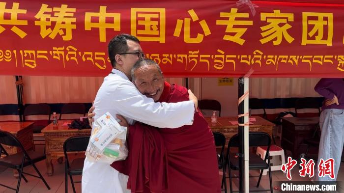 西藏自治區(qū)昌都市左貢縣田妥鎮(zhèn)義診點，一位僧人對北京京煤集團總醫(yī)院呼吸科主任醫(yī)師陳亮表示感謝。　曹旭帆 攝