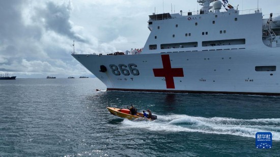 7月22日，中國海軍“和平方舟”號醫(yī)院船駛離塔拉瓦港途中，基里巴斯當(dāng)?shù)孛癖婑{船揮手告別。新華社發(fā)（桂江波 攝）