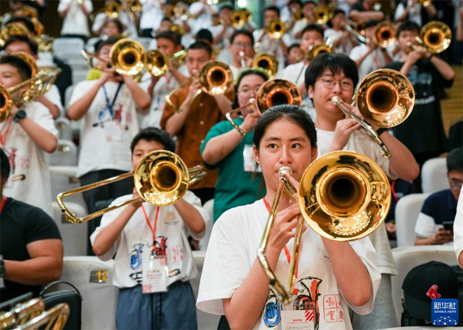 8月1日，在第九屆中國國際低音銅管藝術(shù)節(jié)的一場公益大師課上，低音銅管樂器愛好者在練習(xí)長號。新華社記者 劉潺 攝