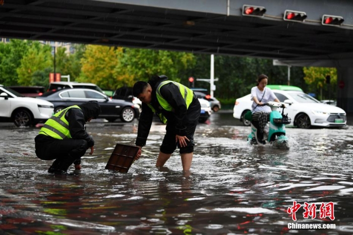 7月30日，河北省持續(xù)發(fā)布暴雨紅色預(yù)警信號。受今年第5號臺風(fēng)“杜蘇芮”殘余環(huán)流影響，7月28日以來，地處華北地區(qū)的河北省大部出現(xiàn)降雨。30日17時(shí)，該省氣象臺發(fā)布當(dāng)日第三次暴雨紅色預(yù)警信號。石家莊市城區(qū)不少區(qū)域積水嚴(yán)重，城管、環(huán)衛(wèi)、園林、市政等部門緊急出動，聯(lián)合疏堵保暢，筑牢防汛安全屏障。圖為石家莊裕華區(qū)城管局防汛隊(duì)員對沿街收水井進(jìn)行雜物清理，以保證排水暢通。翟羽佳 攝