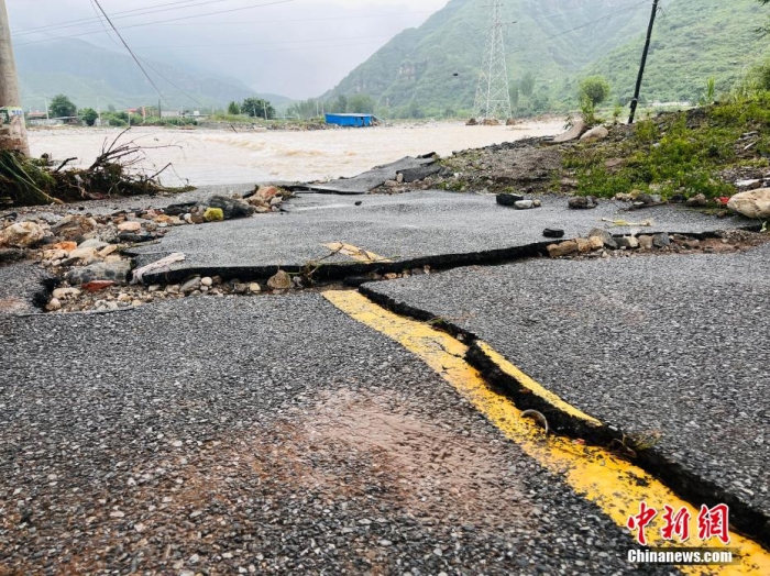 受臺風(fēng)“杜蘇芮”影響，7月29日至8月1日，河北省淶水縣普降暴雨，持續(xù)強降雨和強風(fēng)天氣引發(fā)洪水險情。連日來，當(dāng)?shù)亟M織數(shù)千人搶險救援隊伍，集中力量加快排水、清理路面、救援拋錨車輛、搶修倒伏電線桿等工作。8月1日，方便面、飲用水、火腿腸、面包等首批調(diào)撥救災(zāi)物資送抵救災(zāi)一線，并于當(dāng)天發(fā)放到受災(zāi)群眾手中。目前，淶水縣受損交通、電力、通信等基礎(chǔ)設(shè)施正在加緊搶修，山區(qū)受困人員已分批轉(zhuǎn)移，各項搶險救災(zāi)工作正在有序進行中。圖為淶水縣婁村鎮(zhèn)南安莊村被洪水沖毀的路面。(文/呂子豪 楊猛)李金璐 攝