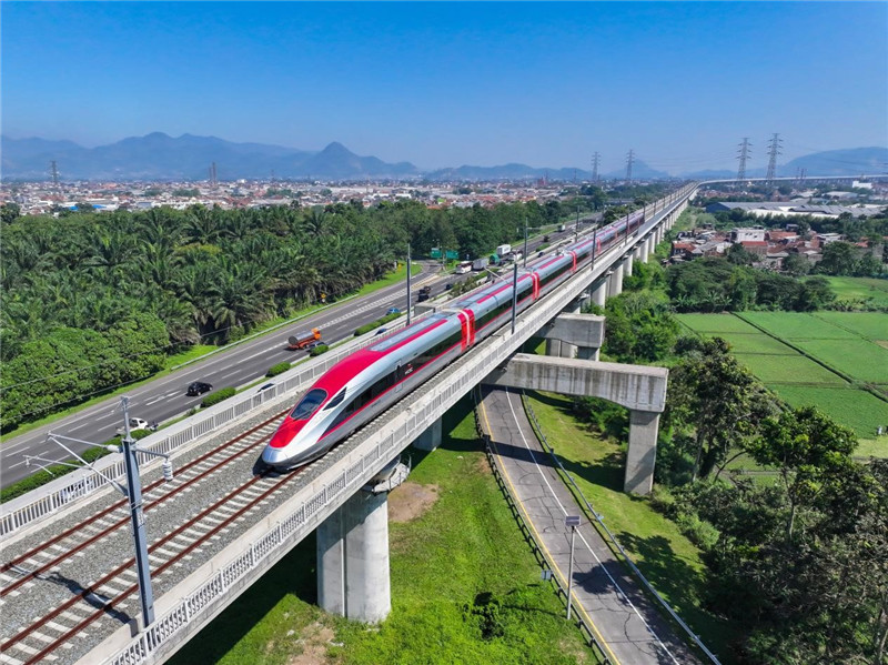 奔馳在雅萬高鐵上的動車組。中車青島四方機車車輛股份有限公司供圖