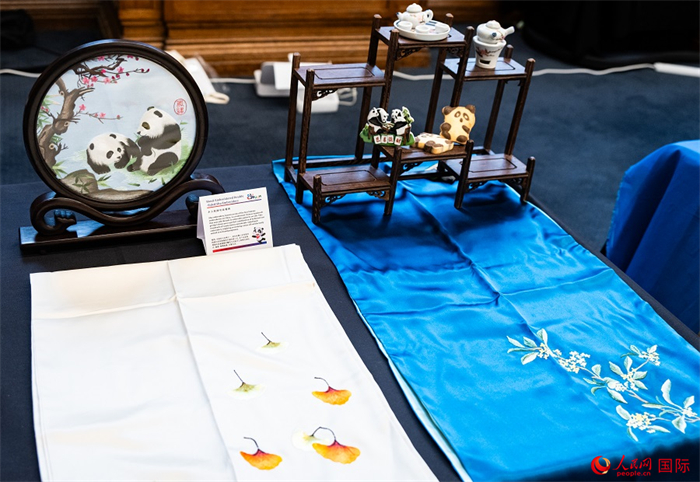 活動現(xiàn)場的現(xiàn)場文創(chuàng)展、互動體驗區(qū)、非遺區(qū)展示。人民網(wǎng) 郭錦標攝