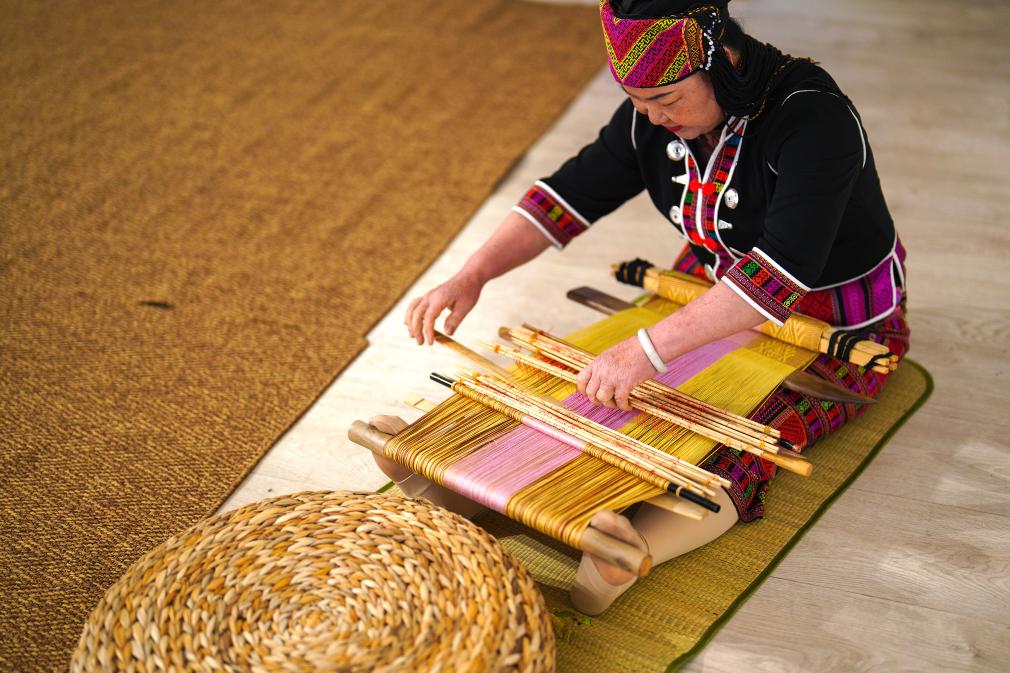 4月17日，黎族傳統(tǒng)紡染織繡技藝國家級代表性傳承人劉香蘭在2023年意大利米蘭設(shè)計(jì)周上展示黎錦織造技藝。新華社發(fā)