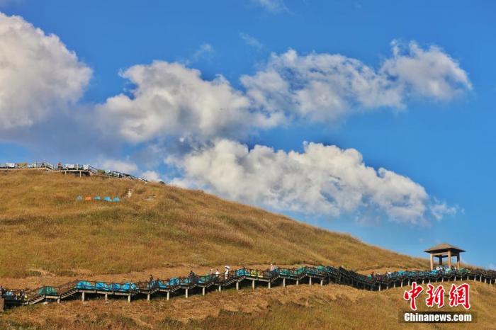 資料圖：圖為江西武功山高山草甸旁的登山步道，游客在登山。 劉力鑫 攝