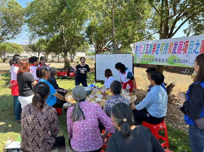 10月23日，廣東韶關農(nóng)村的互助養(yǎng)老探索，結(jié)合仁化縣董塘鎮(zhèn)新龍村的重陽節(jié)活動，將村支書、婦女主任、項目管理人員、新龍村助老員、村民志愿者、健康熱心的老人聚集在一起。 受訪者供圖