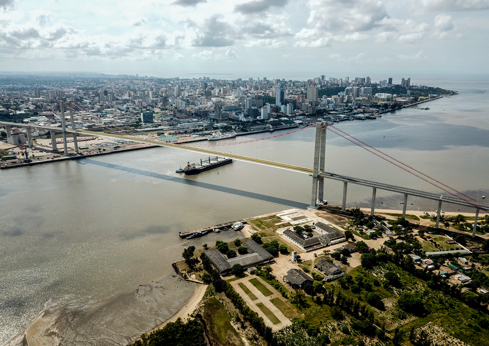 這是2019年4月8日在莫桑比克首都馬普托拍攝的馬普托大橋（無人機照片）。新華社記者 張宇 攝