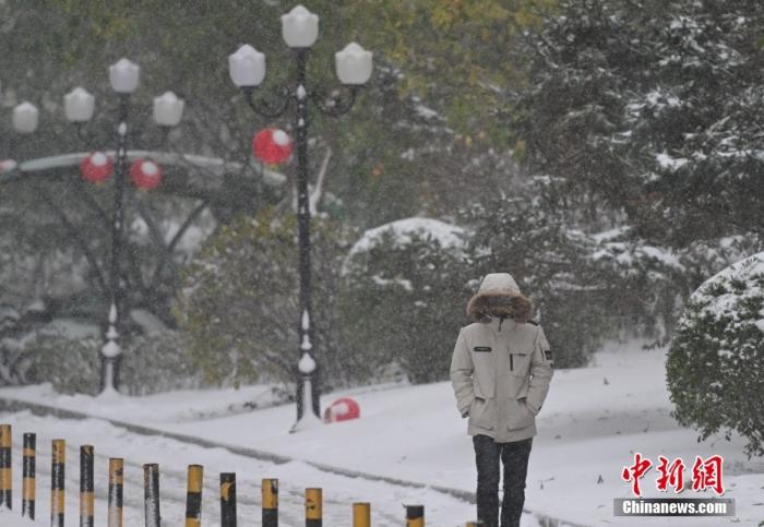 圖為市民在雪中出行。 <a target='_blank' href='/' ><p  align=