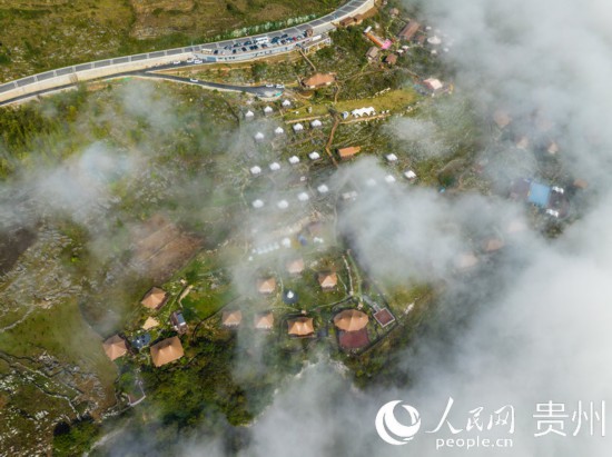 航拍掩映在晨間薄霧中的“花都里·化屋野奢度假營地“。人民網 陽茜攝