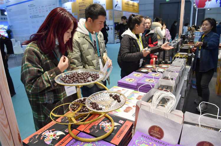 11月16日，觀眾在第七屆絲博會(huì)印度尼西亞展位上參觀選購食品。新華社記者 邵瑞 攝