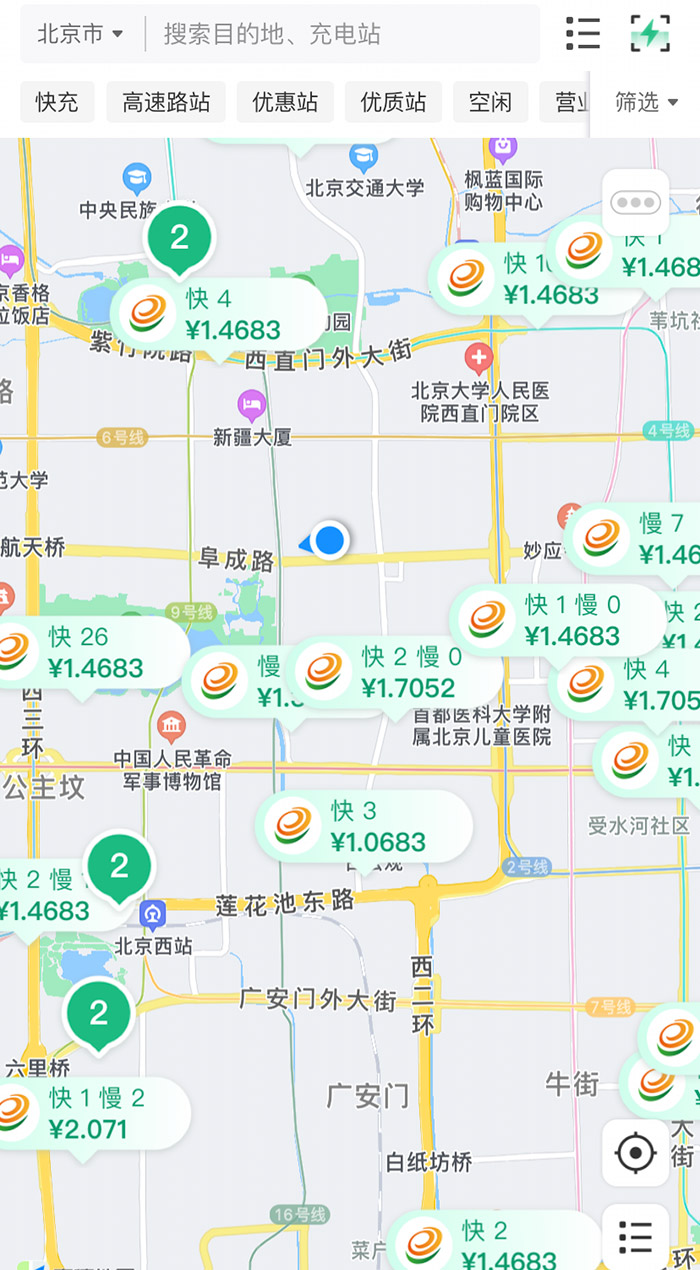 中新財經(jīng)查詢相關(guān)充電APP發(fā)現(xiàn)，電價平峰時段，快充樁的價格普遍在1.4元度左右。
