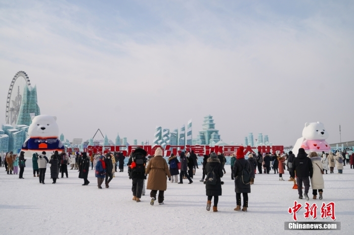 1月4日，第25屆哈爾濱冰雪大世界內(nèi)的冰雕吸引游客觀看。白天的冰雪大世界，游客仿佛置身現(xiàn)實(shí)版“冰雪奇緣”。<a target='_blank' href='/'><p  align=