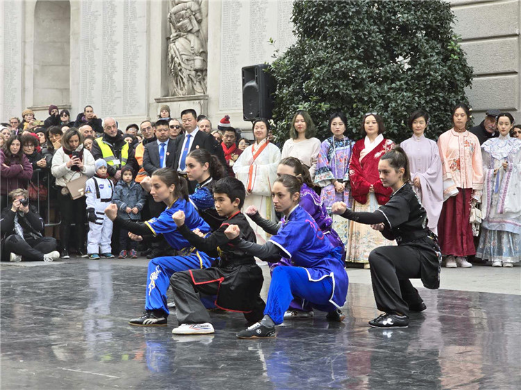 當?shù)匚湫g(shù)學(xué)院進行武術(shù)表演。張錫琪攝