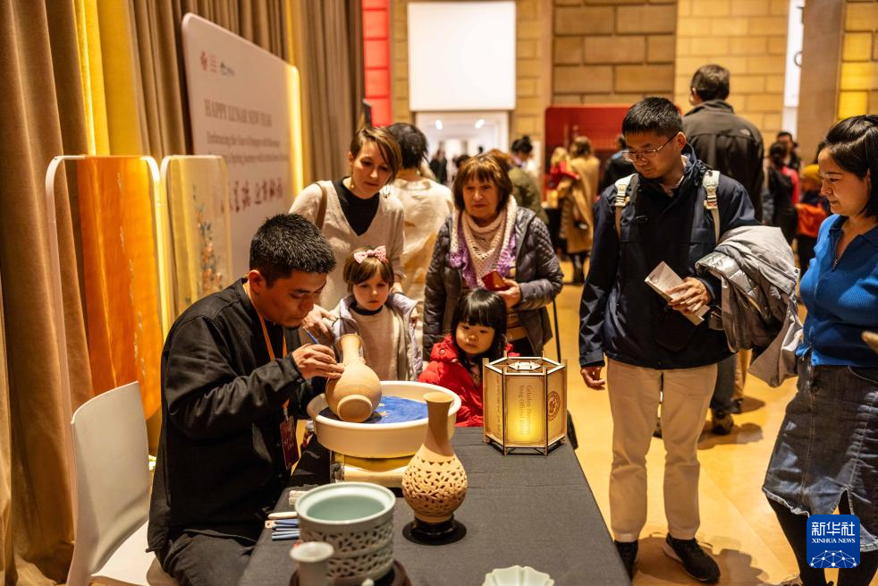 2月11日，參觀者在美國費(fèi)城藝術(shù)博物館舉行的龍年迎新春活動(dòng)上觀看瓷器制作。新華社發(fā)（周煥新攝）