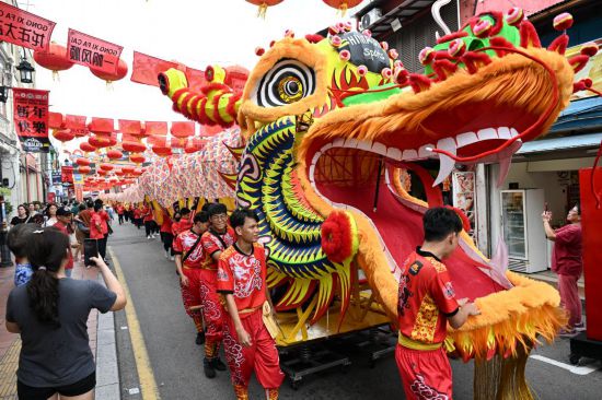 2月1日，由馬來西亞和中國的100多名青少年組成的舞龍隊在馬來西亞馬六甲市雞場街上共舞一條近200米的“長龍”。這是活動現(xiàn)場的“長龍”。新華社記者程一恒攝