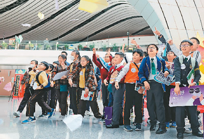 大興機(jī)場迎來香港快運航空首航  香港師生感受內(nèi)地發(fā)展脈動