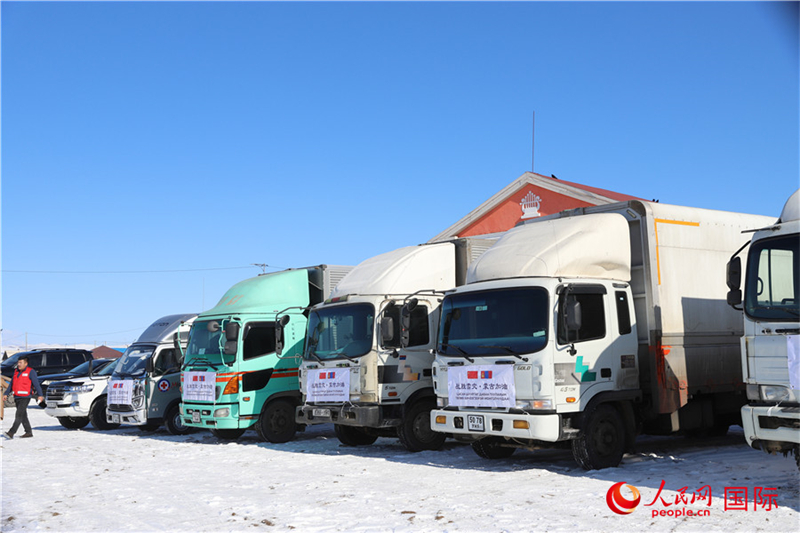 6.3月18日，滿(mǎn)載賑災(zāi)物資卡車(chē)在中央省額爾登縣整裝待發(fā)。人民網(wǎng)記者 霍文攝