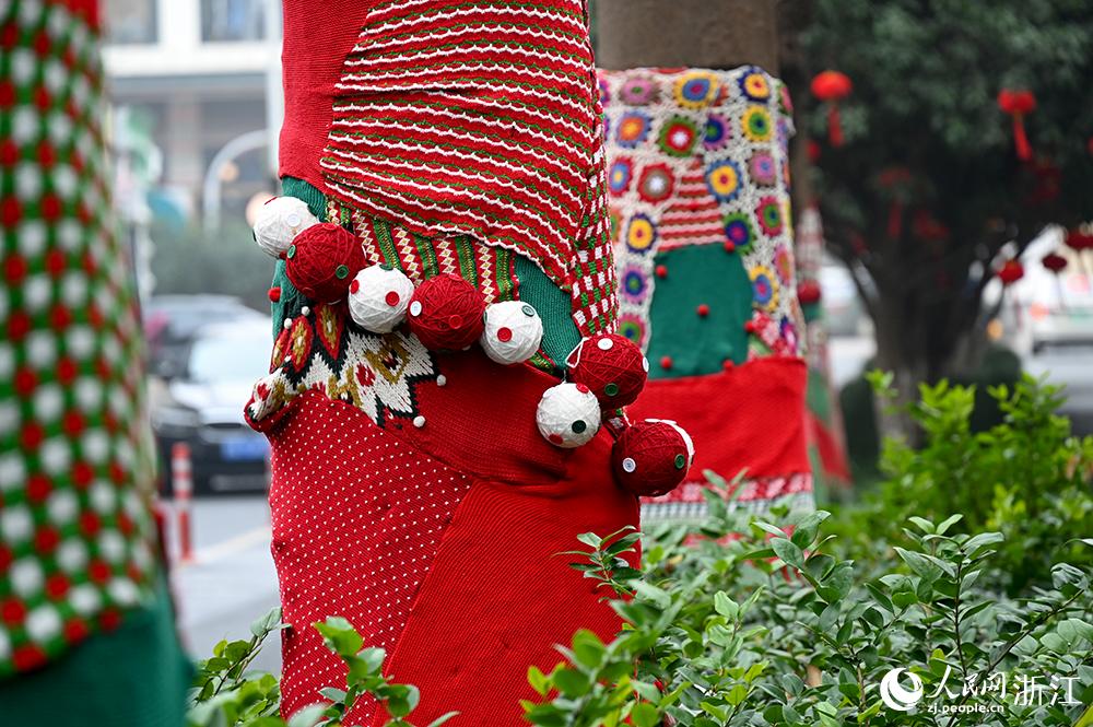 杭州市拱墅區(qū)獅虎橋路上的行道樹“穿”上了新裝。人民網(wǎng) 葉賓得攝