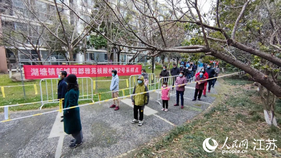 湖塘鎮(zhèn)黨員干部定點、定人、定崗、定責(zé)保障核酸檢測有序進行。 武進區(qū)委宣傳部供圖