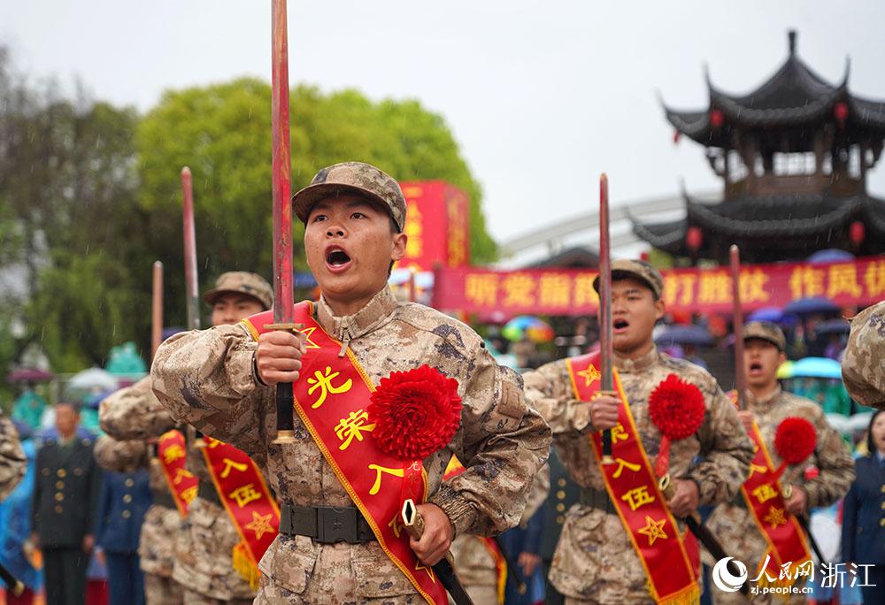 3月22日，新兵們高喊誓言、莊嚴亮劍。人民網(wǎng) 章勇濤攝