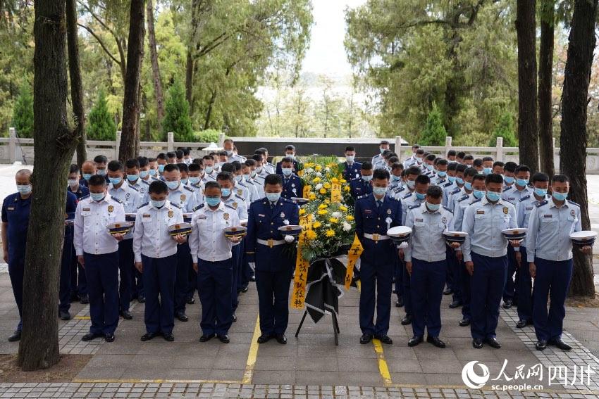 涼山州森林消防支隊駐西昌全體消防救援人員一同前往西昌市烈士陵園舉行紀(jì)念活動。樊文淵攝