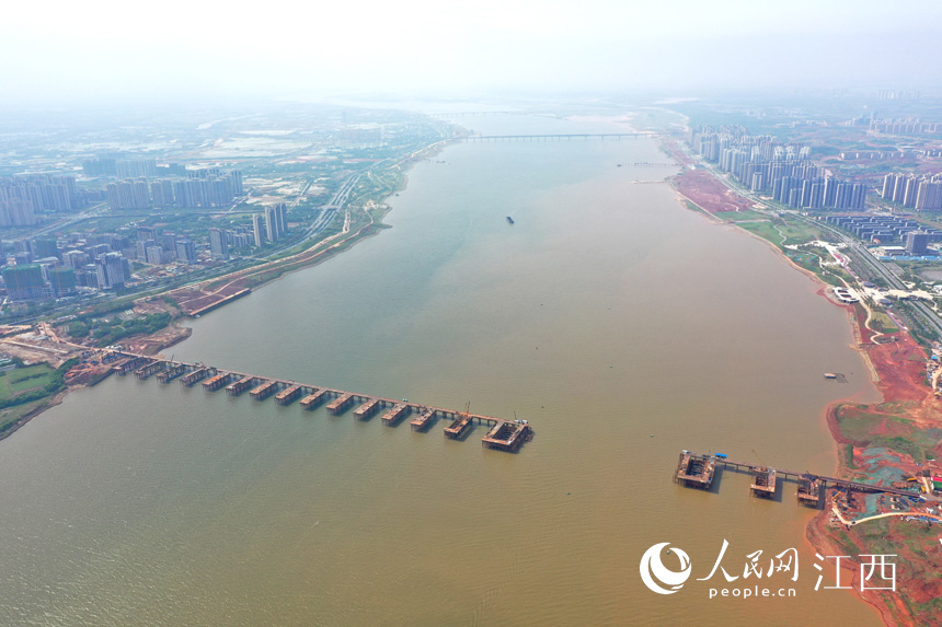 航拍九龍湖過江大橋，該橋是南昌第七座跨贛江通道。 人民網(wǎng) 時雨攝