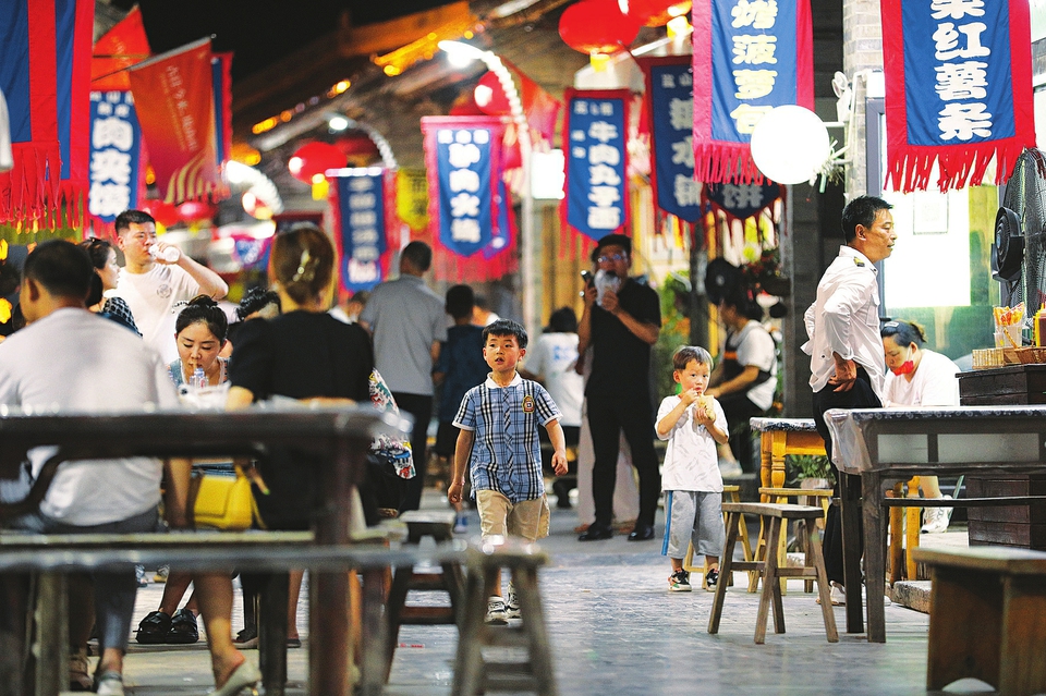  6月17日晚，游客在運(yùn)城市鹽湖區(qū)嵐山根運(yùn)城印象景區(qū)內(nèi)游玩。連日來，運(yùn)城市通過發(fā)放消費(fèi)券，培育夜購、夜味、夜宿、夜玩、夜賞的消費(fèi)形態(tài)，迅速推動(dòng)消費(fèi)企穩(wěn)回暖，為經(jīng)濟(jì)發(fā)展注入強(qiáng)勁動(dòng)力。 金玉敏攝