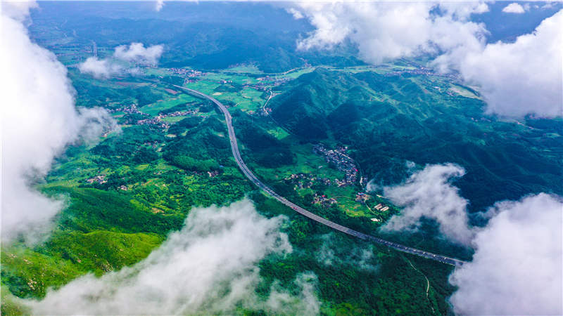 湖南省常寧市廟前鎮(zhèn)泉井村，云霧繚繞，青山蒼翠，公路蜿蜒，秀美如畫。周秀魚春攝