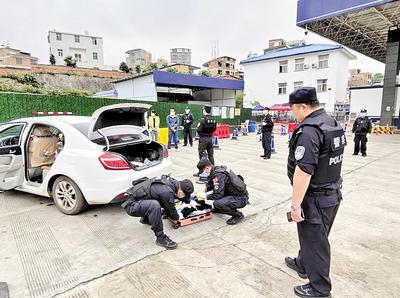 圖為民警對重點車輛是否攜帶毒品進行檢查。省禁毒委供圖