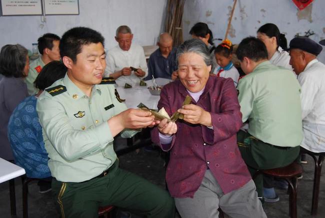 趙德恒與孤寡老人共度端午佳節(jié) 。 濱州市公安局海岸警察支隊(duì)岔尖派出所供圖