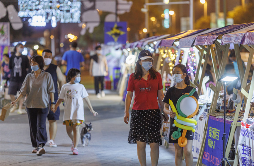 青年無限宇宙潮動市集匯聚眾多文創(chuàng)產品，豐富市民夜生活。王英浩攝