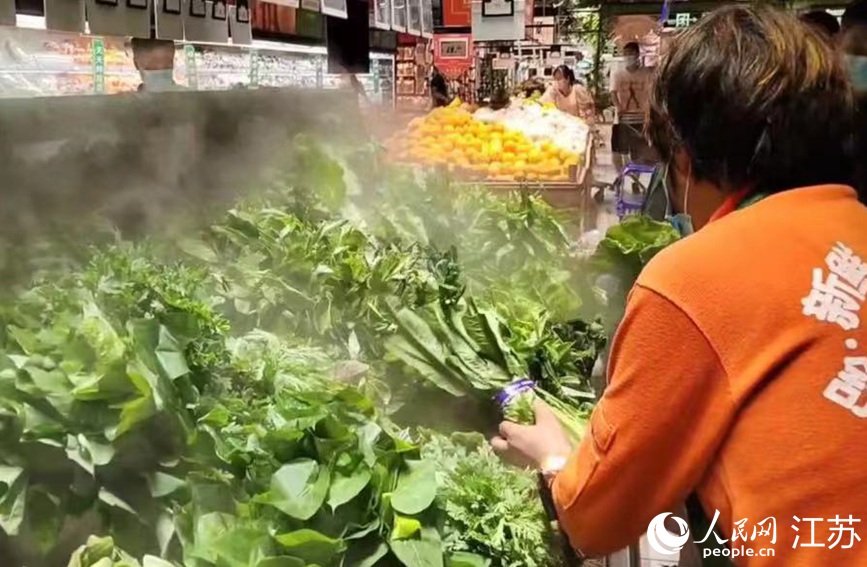 在大潤發(fā)長江北路店里，果蔬、肉蛋等生活必需品種類齊全，供應(yīng)充足，市民正有序選購。無錫市委網(wǎng)信辦供圖