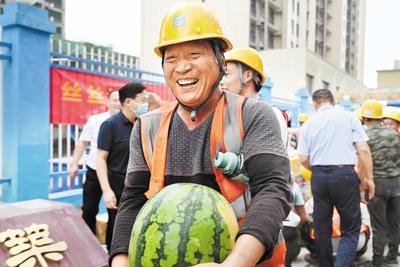 近日，石家莊市橋西區(qū)總工會到中建四局河北分公司某項目工地為一線職工發(fā)放防暑慰問品。圖為領(lǐng)到防暑慰問品的建筑工人露出開心的笑容。 省總工會供圖