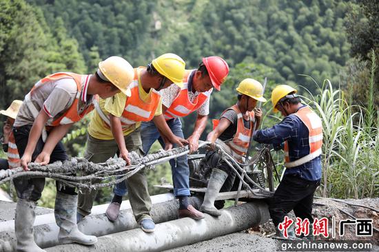 8月13日，融水苗族自治縣境內(nèi)的羅融二級公路施工路段，工人們正冒著37℃的高溫在進(jìn)行作業(yè)。