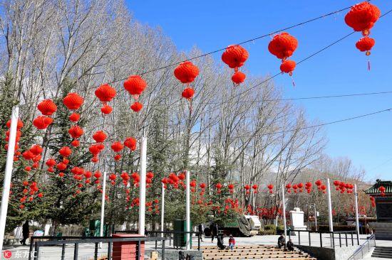 2月10日，古城拉薩宗角祿康公園紅彤彤的燈籠高掛，洋溢著濃郁的節(jié)日喜慶氛圍。