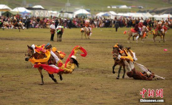 8月4日，四川理塘“八一”賽馬場上演一場精彩的馬術(shù)競技比賽，引來上萬民眾和游客觀賽。圖為牧民騎手進(jìn)行五彩凌空競技。 中新社記者 劉忠俊 攝