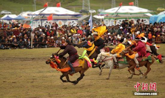 8月4日，四川理塘“八一”賽馬場上演一場精彩的馬術(shù)競技比賽，引來上萬民眾和游客觀賽。 中新社記者 劉忠俊 攝