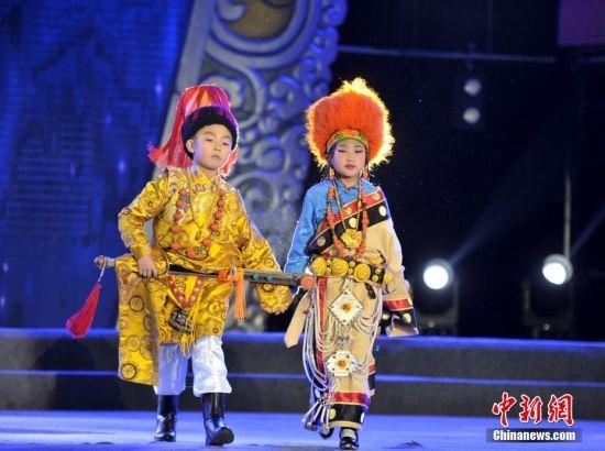 8月3日晚，四川理塘縣一群藏族小帥哥和小美女帶來(lái)了一場(chǎng)精彩的藏族服飾秀，小朋友們穿著漂亮的藏裝現(xiàn)場(chǎng)刮起了“最炫民族風(fēng)”，引臺(tái)下觀眾掌聲、喝彩聲不斷。 劉忠俊 攝