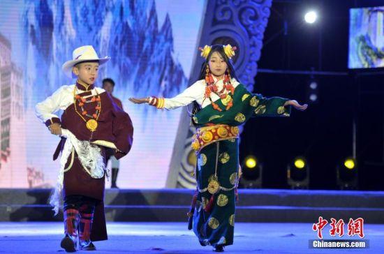 8月3日晚，四川理塘縣一群藏族小帥哥和小美女帶來(lái)了一場(chǎng)精彩的藏族服飾秀，小朋友們穿著漂亮的藏裝現(xiàn)場(chǎng)刮起了“最炫民族風(fēng)”，引臺(tái)下觀眾掌聲、喝彩聲不斷。 劉忠俊 攝